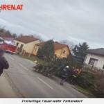 FF Pettendorf: Baum droht auf Wohnhaus zu stürzen 8