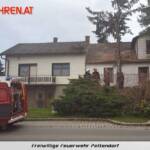 FF Pettendorf: Baum droht auf Wohnhaus zu stürzen 1