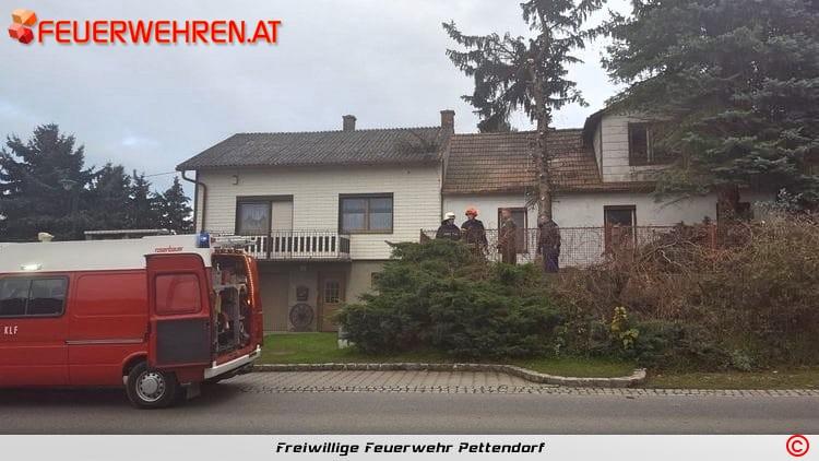 FF Pettendorf: Baum droht auf Wohnhaus zu stürzen