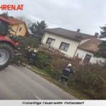 FF Pettendorf: Baum droht auf Wohnhaus zu stürzen 4