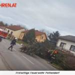 FF Pettendorf: Baum droht auf Wohnhaus zu stürzen 1