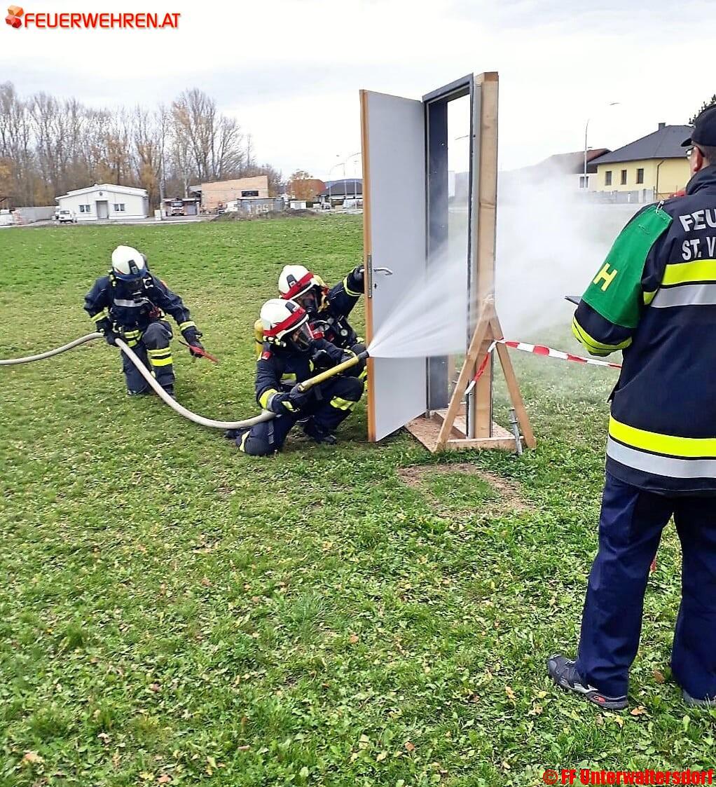 FF Unterwaltersdorf: Ausbildungsprüfung Löscheinsatz