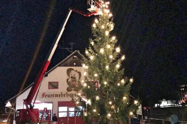 FF Bad Ischl: Christbaum vor Zeugstätte der FW Perneck