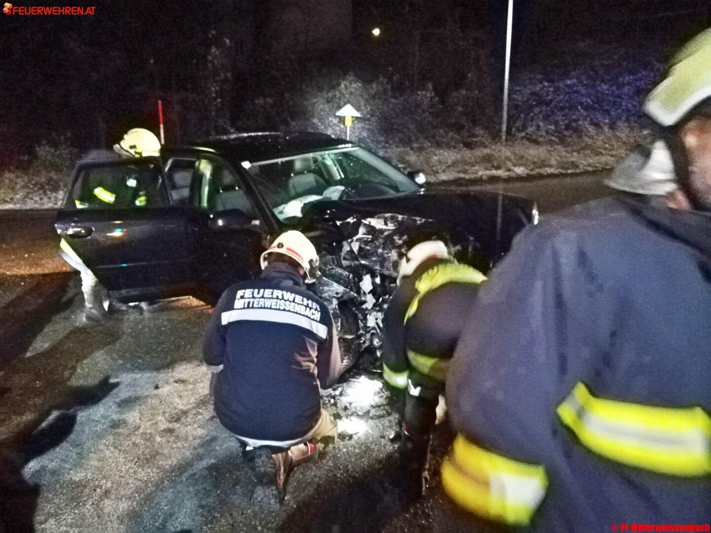 FF Bad Ischl: PKW gegen Mauer geprallt