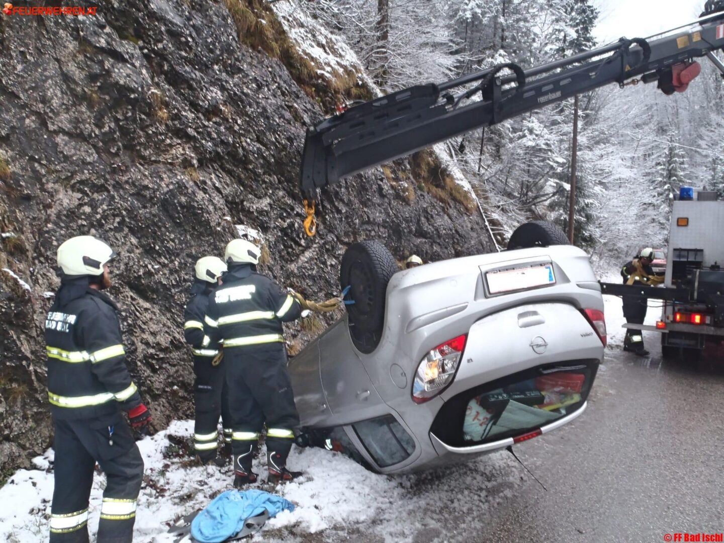 FF Bad Ischl: Fahrzeugüberschlag im Weißenbachtal