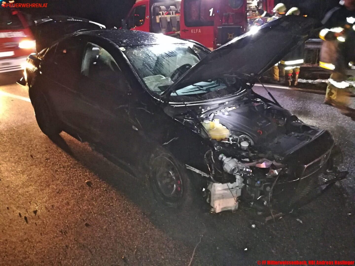 FF Bad Ischl: Fahrzeugüberschlag auf der B145
