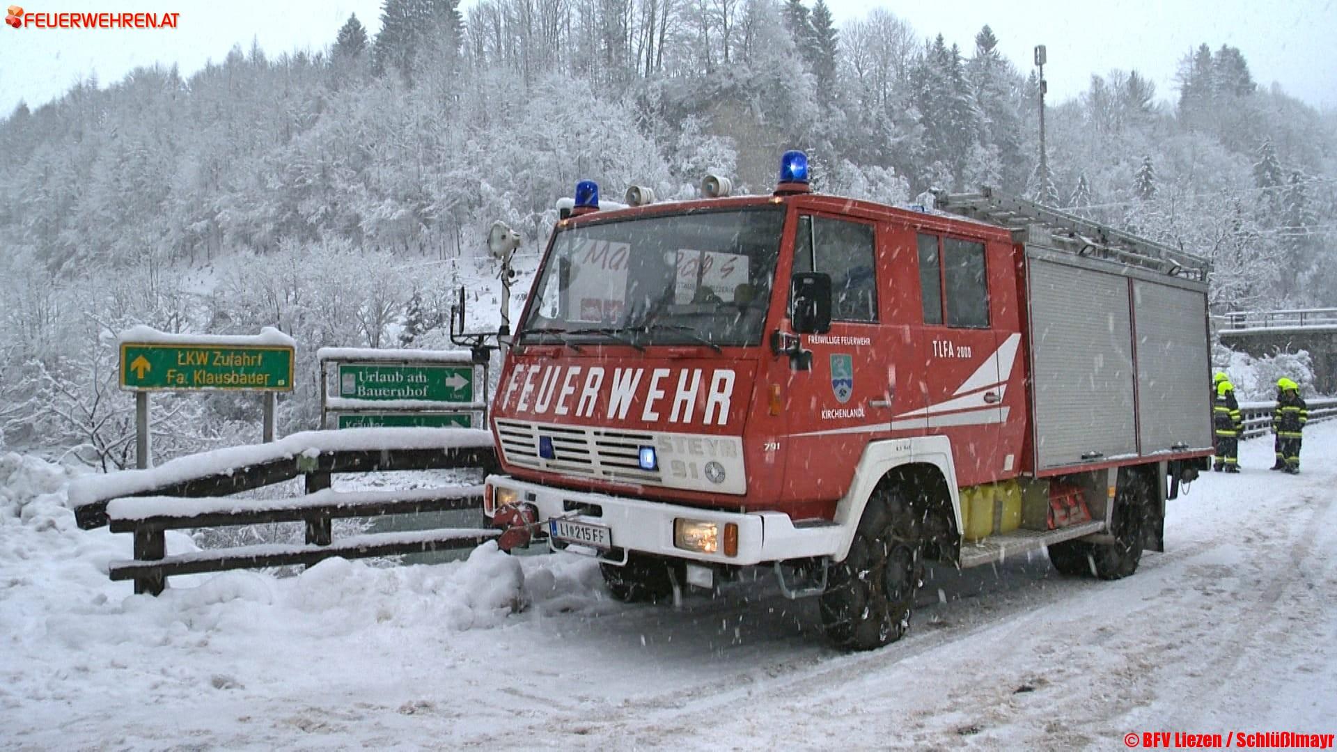 BFV Liezen: Fahrer mit PKW in Enns gestürzt
