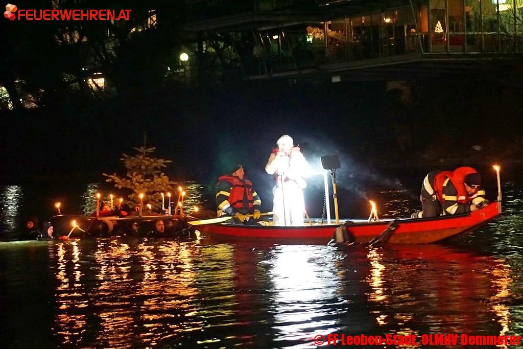 FF Leoben-Stadt: Weihnachtsschwimmen der Feuerwehr