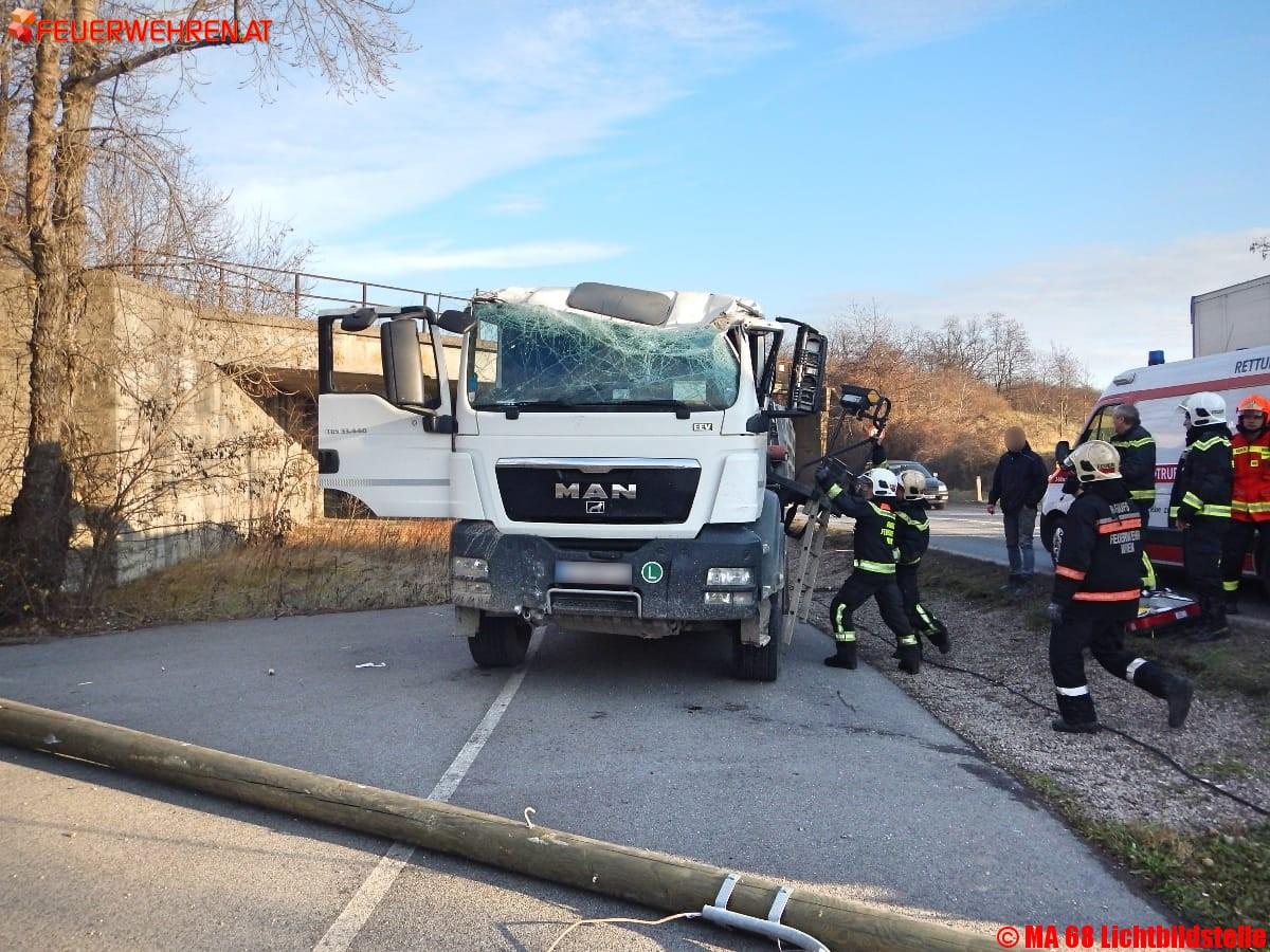 BF Wien: Verkehrsunfall mit LKW