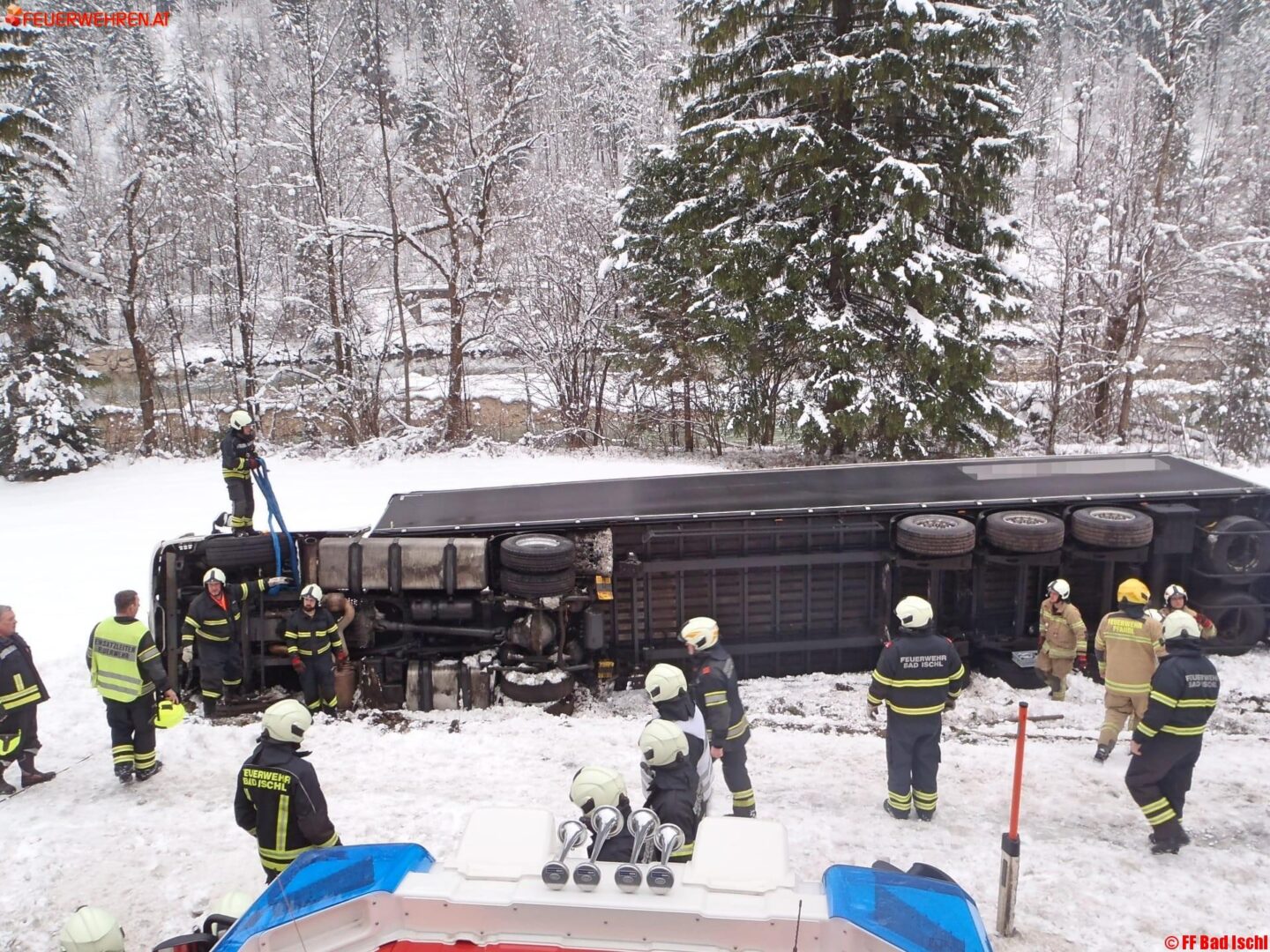 FF Bad Ischl: Sattelzug überschlagen