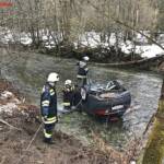 FF Türnitz: PKW in Bach gelandet