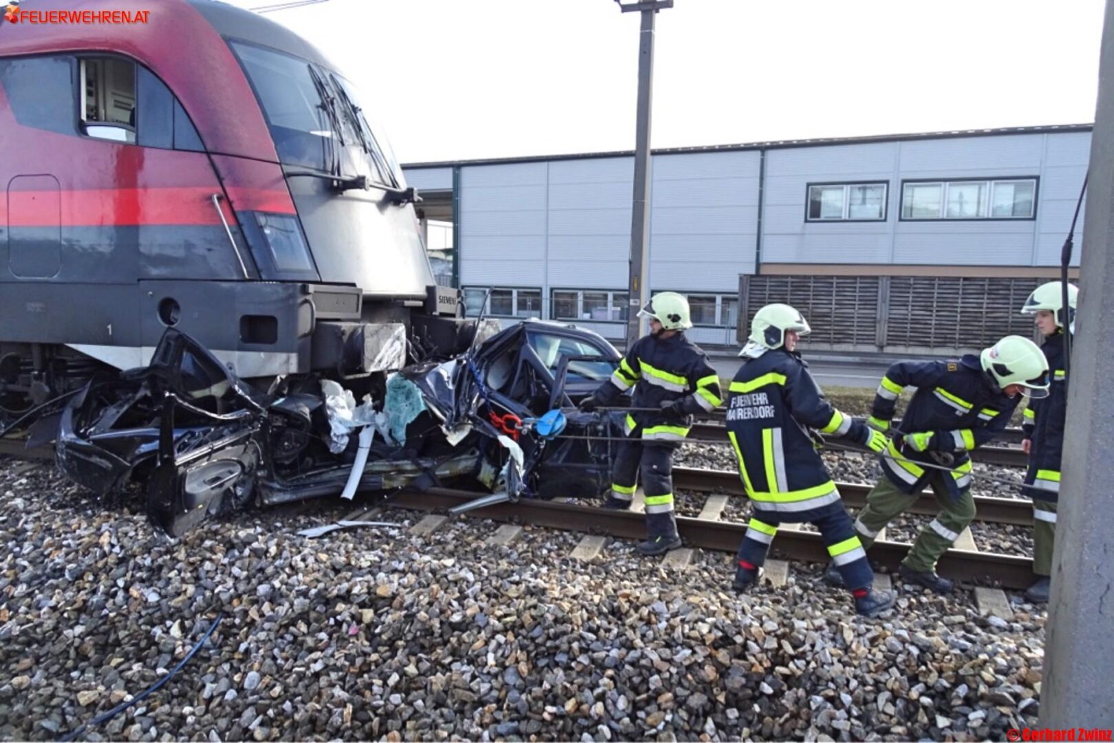 Auto nach Unfall von Railjet erfasst