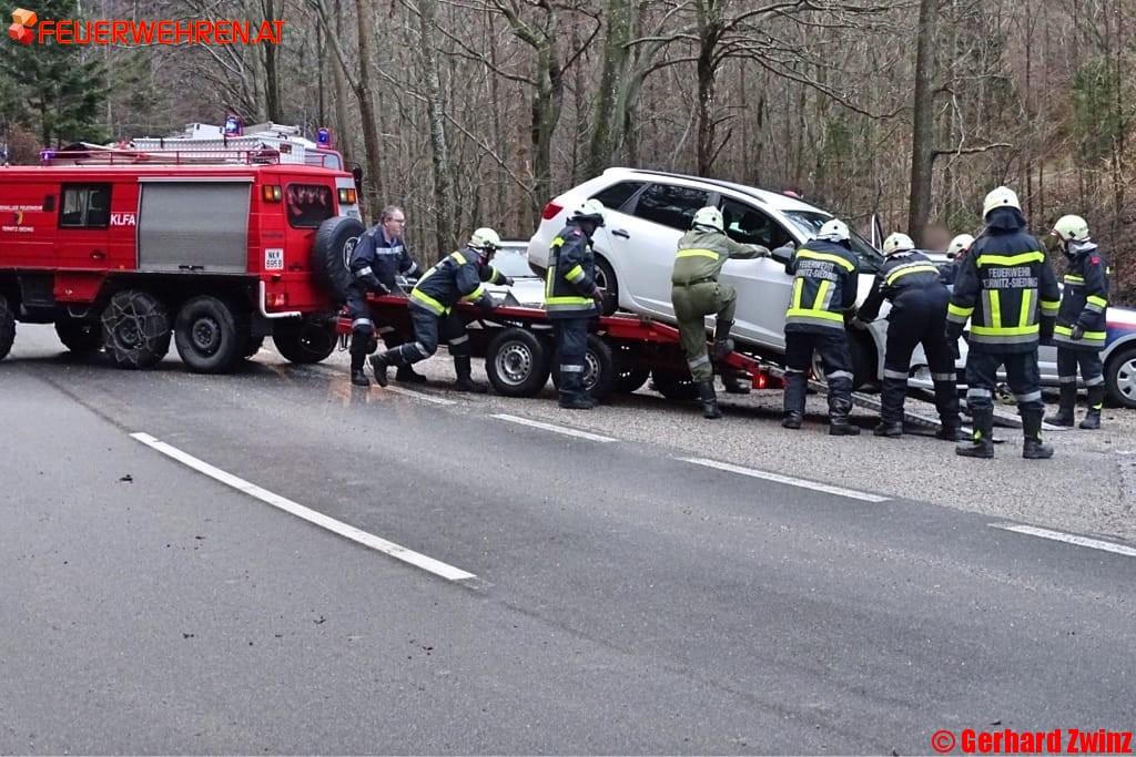 Verkehrsunfall auf der B26 Richtung Puchberg