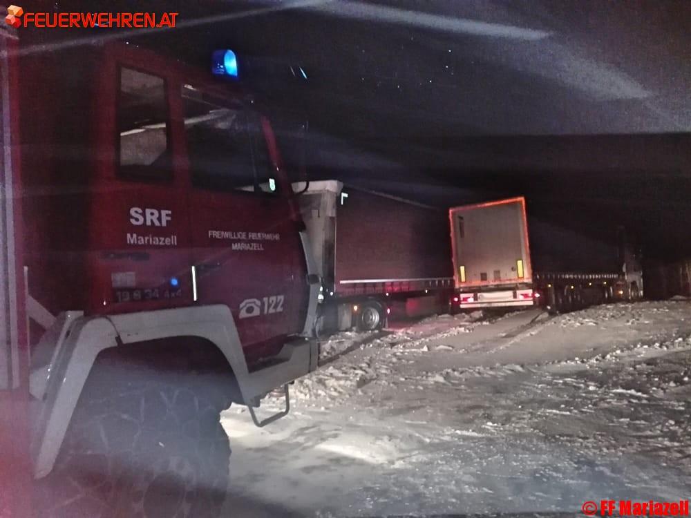 FF Mariazell: Sattelschlepper blieben am Zellerrain hängen