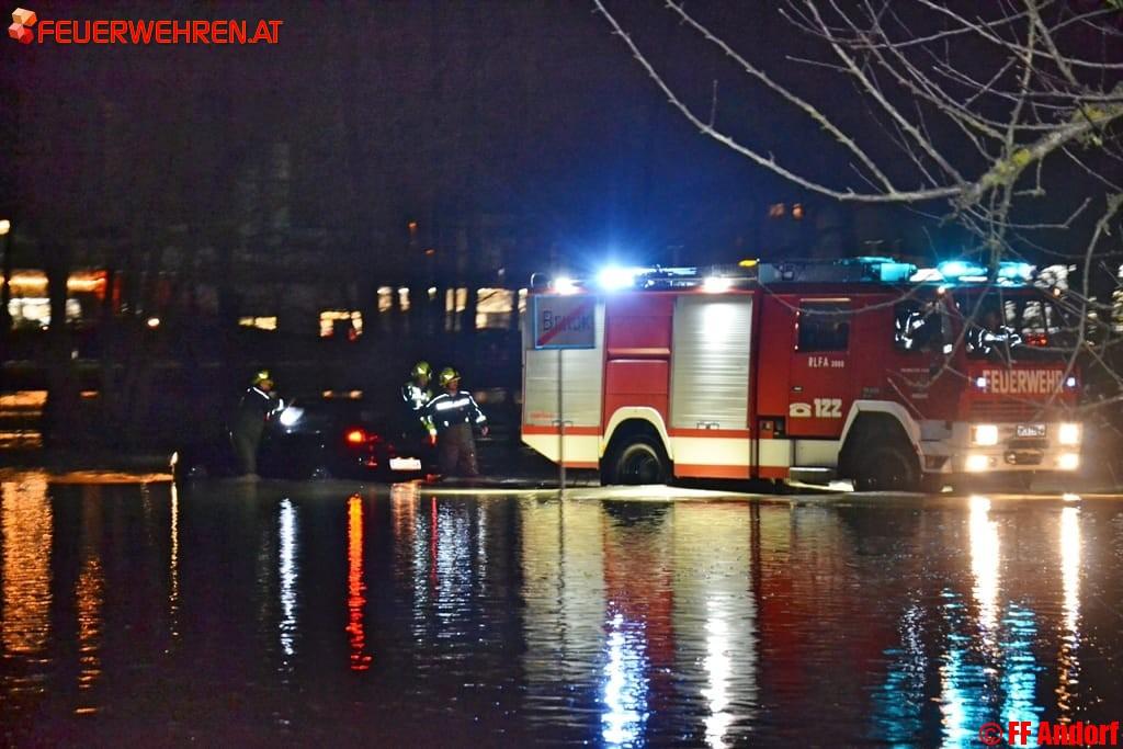 FF Andorf: Fahrzeugbergung aus hochwasserführender Pram