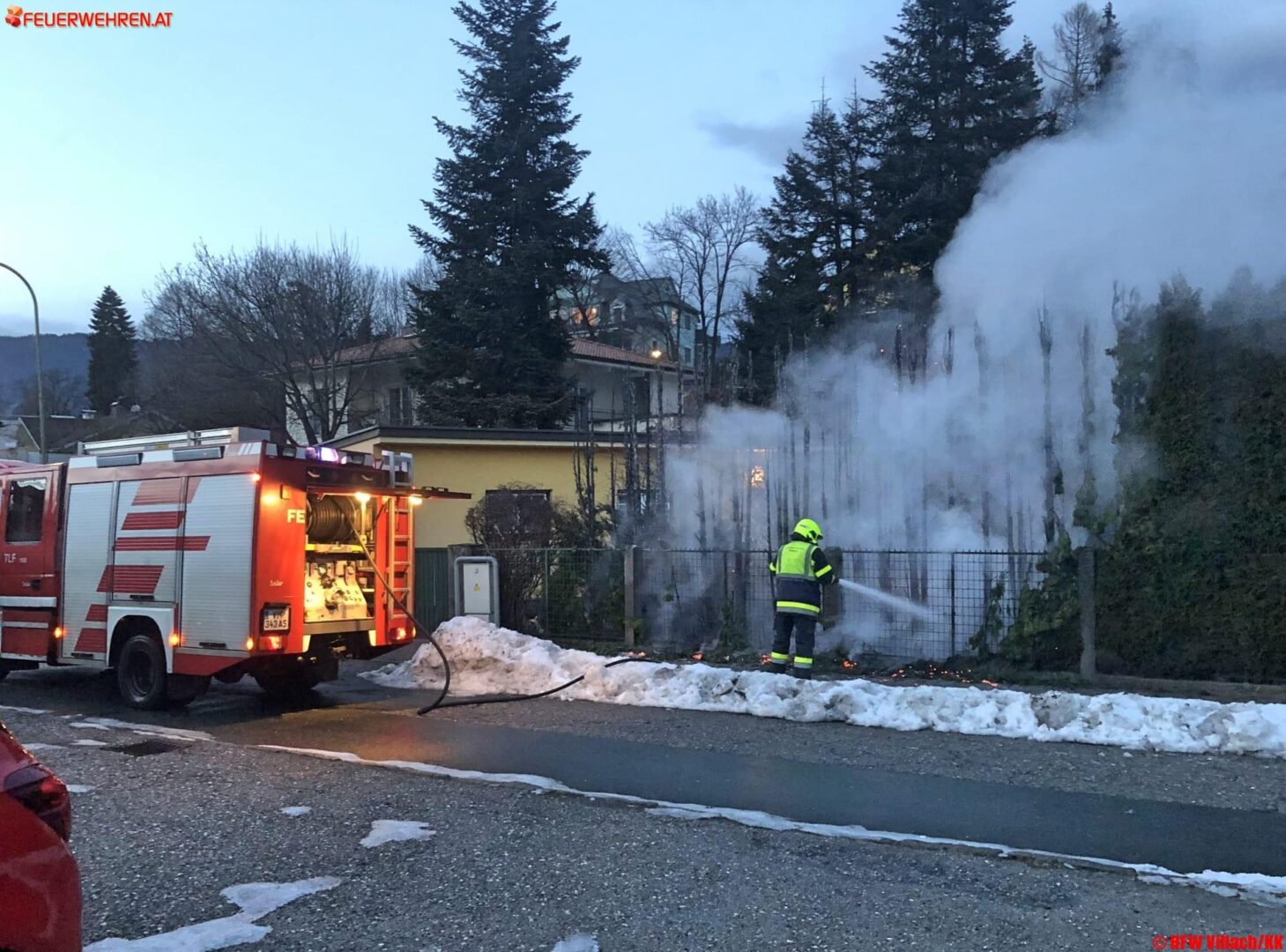 HFW Villach: Heckenbrand in Villach-Lind