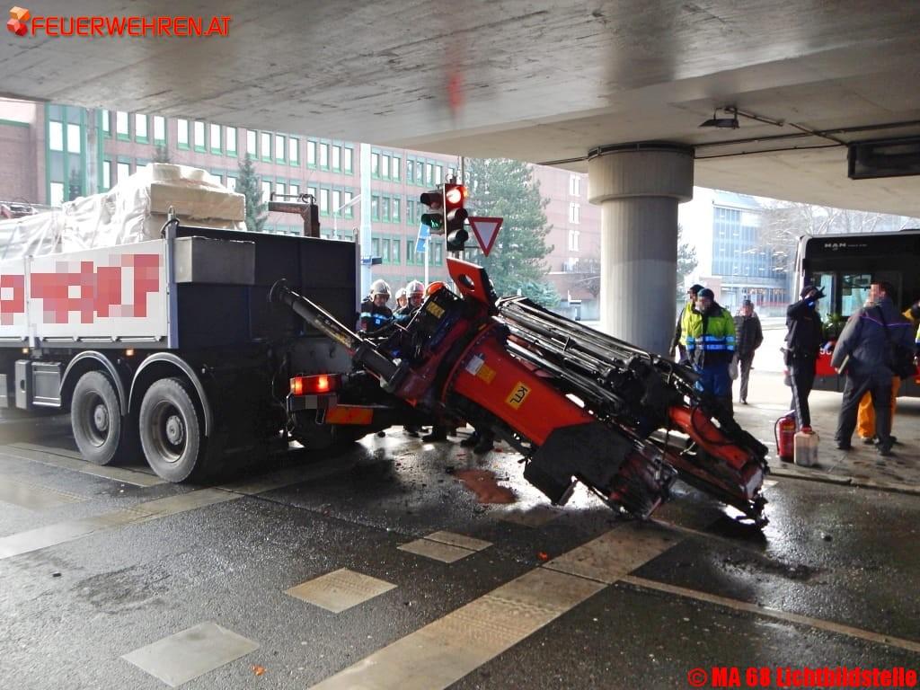 BF Wien: LKW kracht gegen Brücke