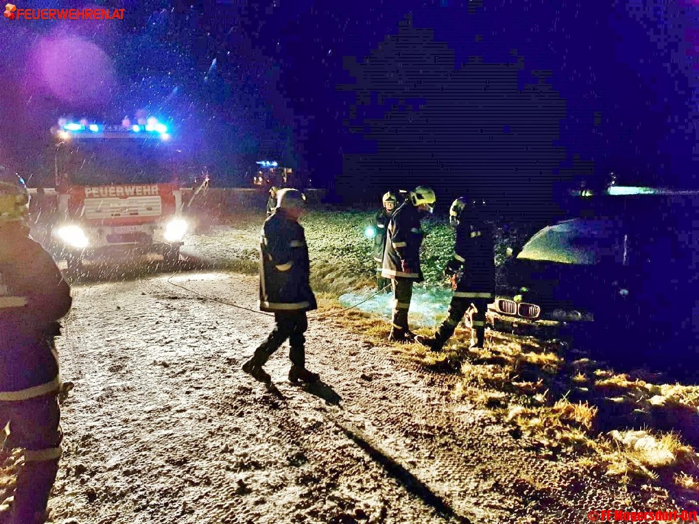 FF Mogersdorf-Ort: Fahrzeugbergung in Weichselbaum