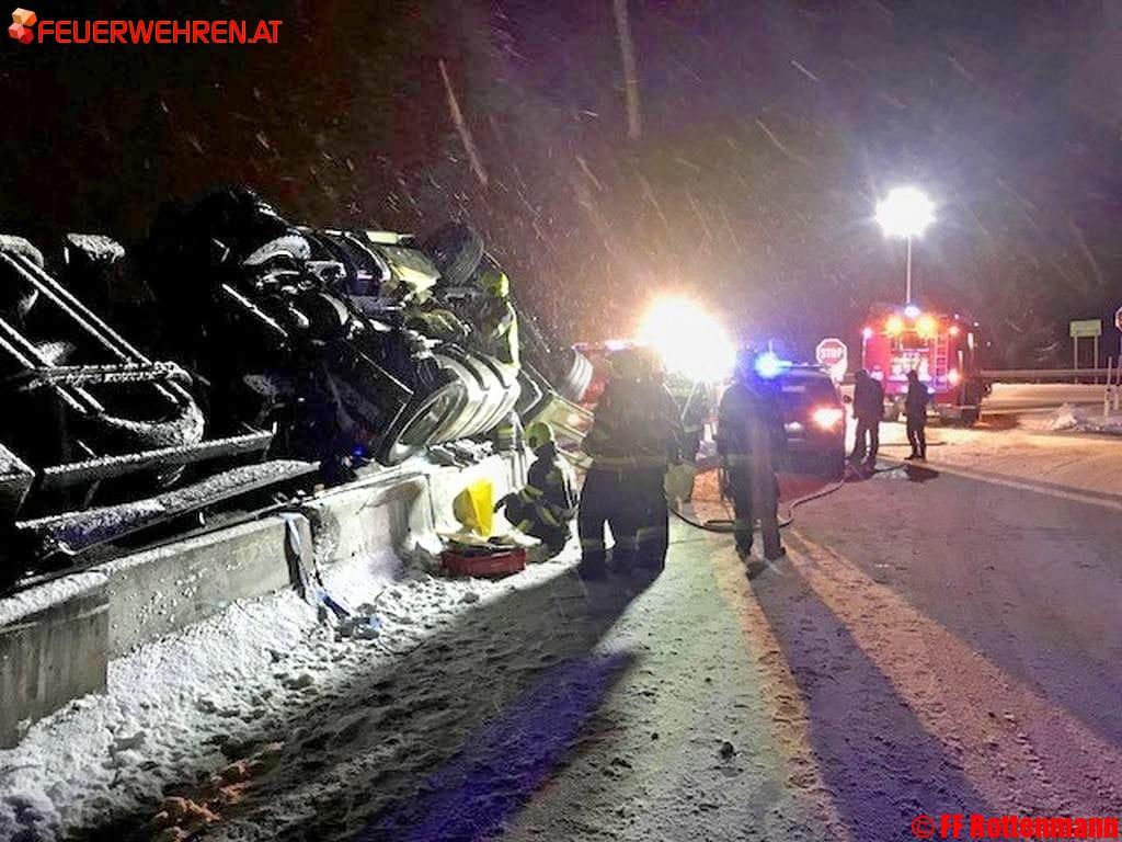 FF Rottenmann: Überschlag Sattelschlepper