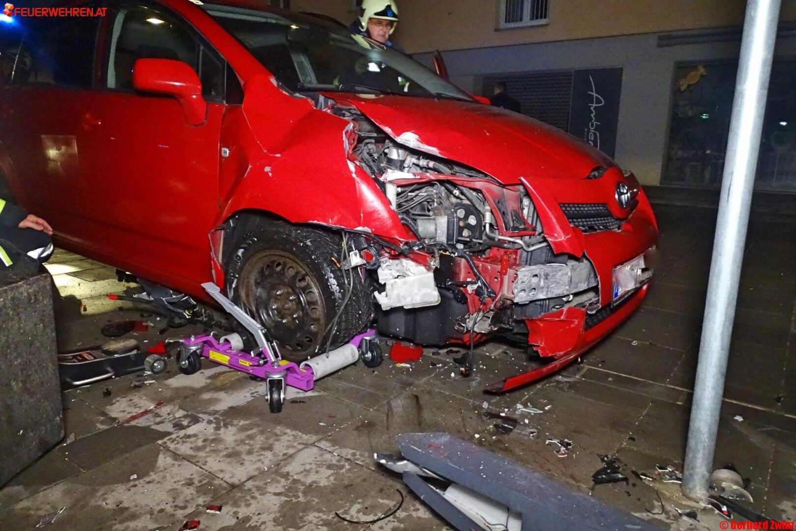 FF Ternitz-Rohrbach: Begrenzungssteine und Straßenlaterne gerammt