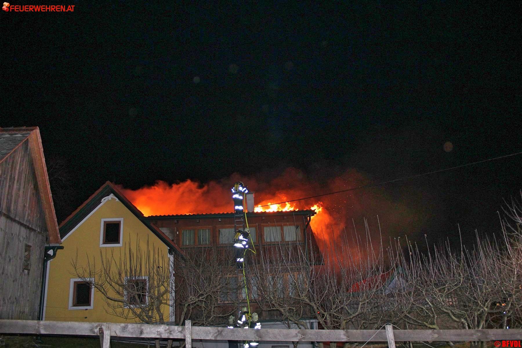 Wohnhausbrand in Bischofegg – Bewohner konnten sich in letzter Sekunde in Sicherheit bringen