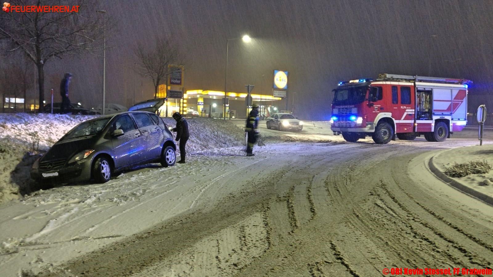 Graz-Umgebung: Fahrzeugbergungen aufgrund von Schneefahrbahnen