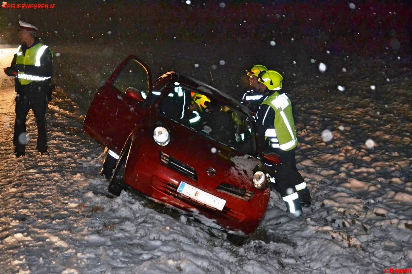 FF Andorf: Fahrzeugbergung auf der Kallingerstraße