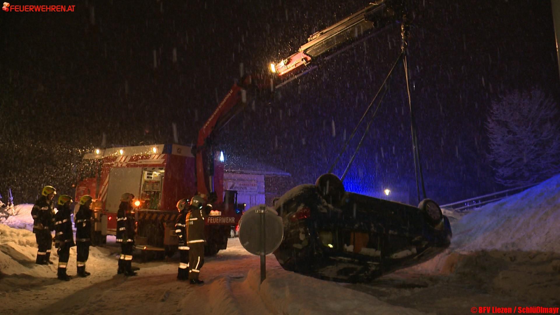 Schneefahrbahn: Zeitgleich Fahrzeugbergungen im Ennstal