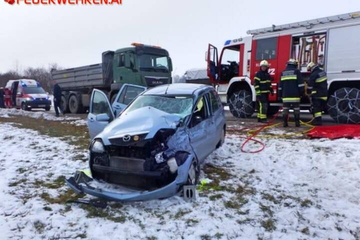 FF Weistrach: PKW gegen LKW