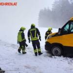FF Biberbach: Kleintransporter aus misslicher Lage befreit 1