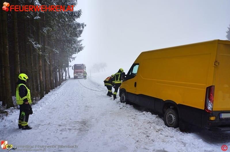 FF Biberbach: Kleintransporter aus misslicher Lage befreit