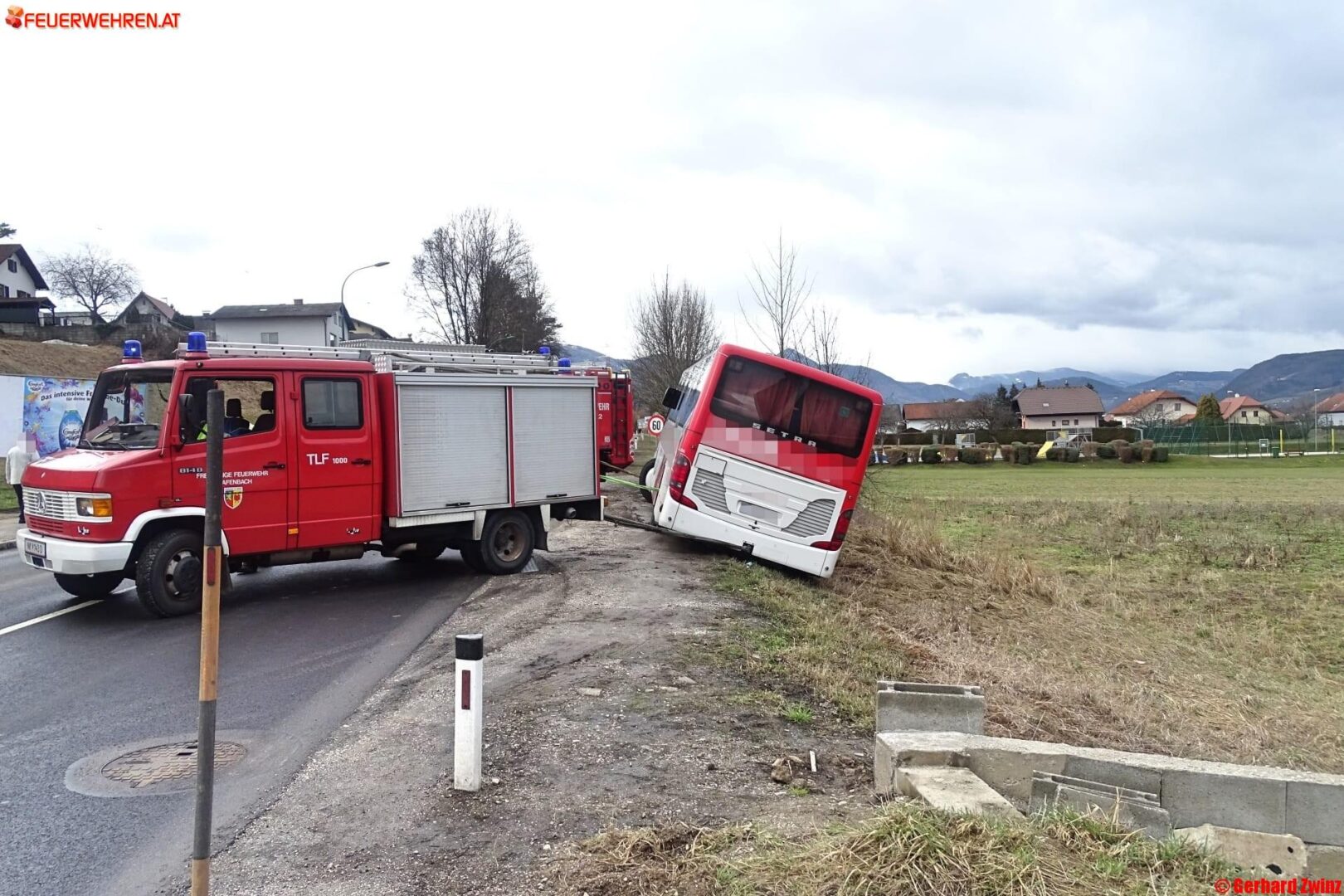 Bezirk Neunkirchen: Autobus drohte abzustürzen