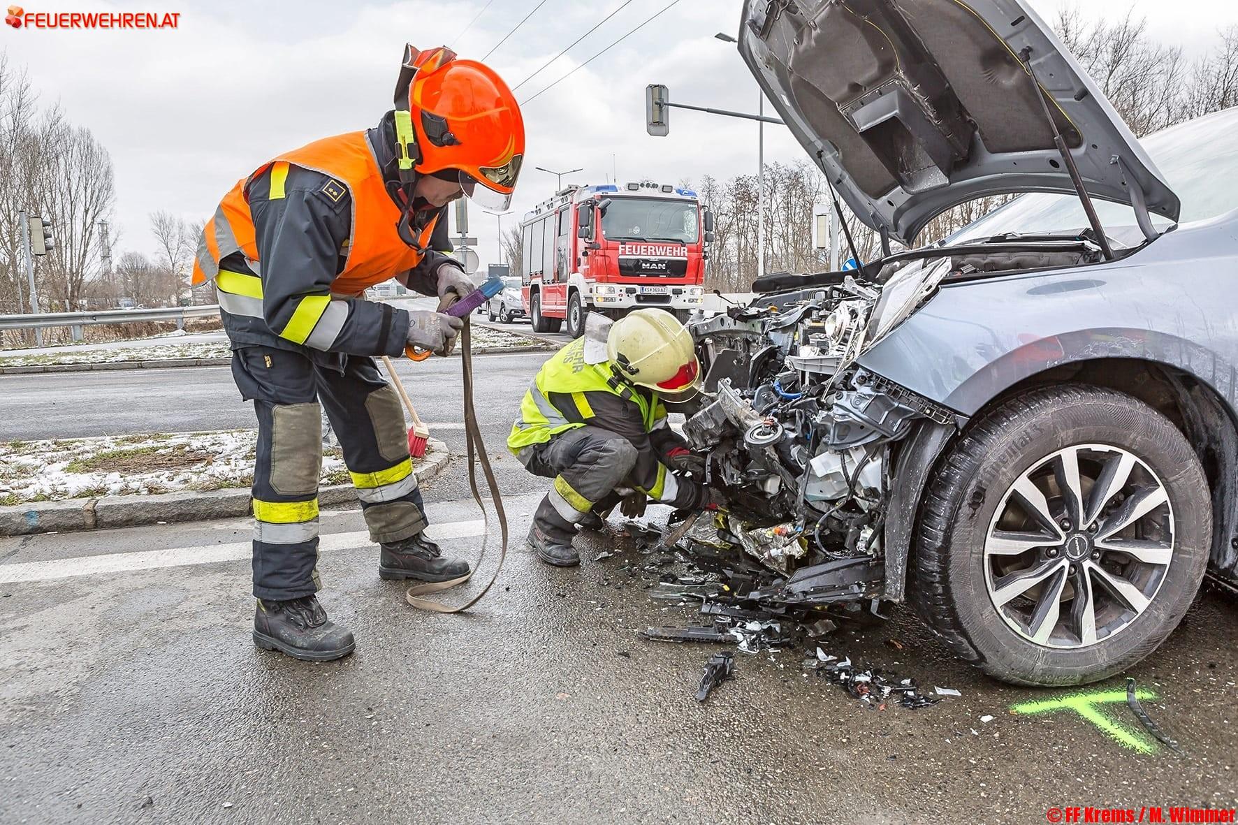 FF Krems: Menschenrettung nach schwerem Verkehrsunfall