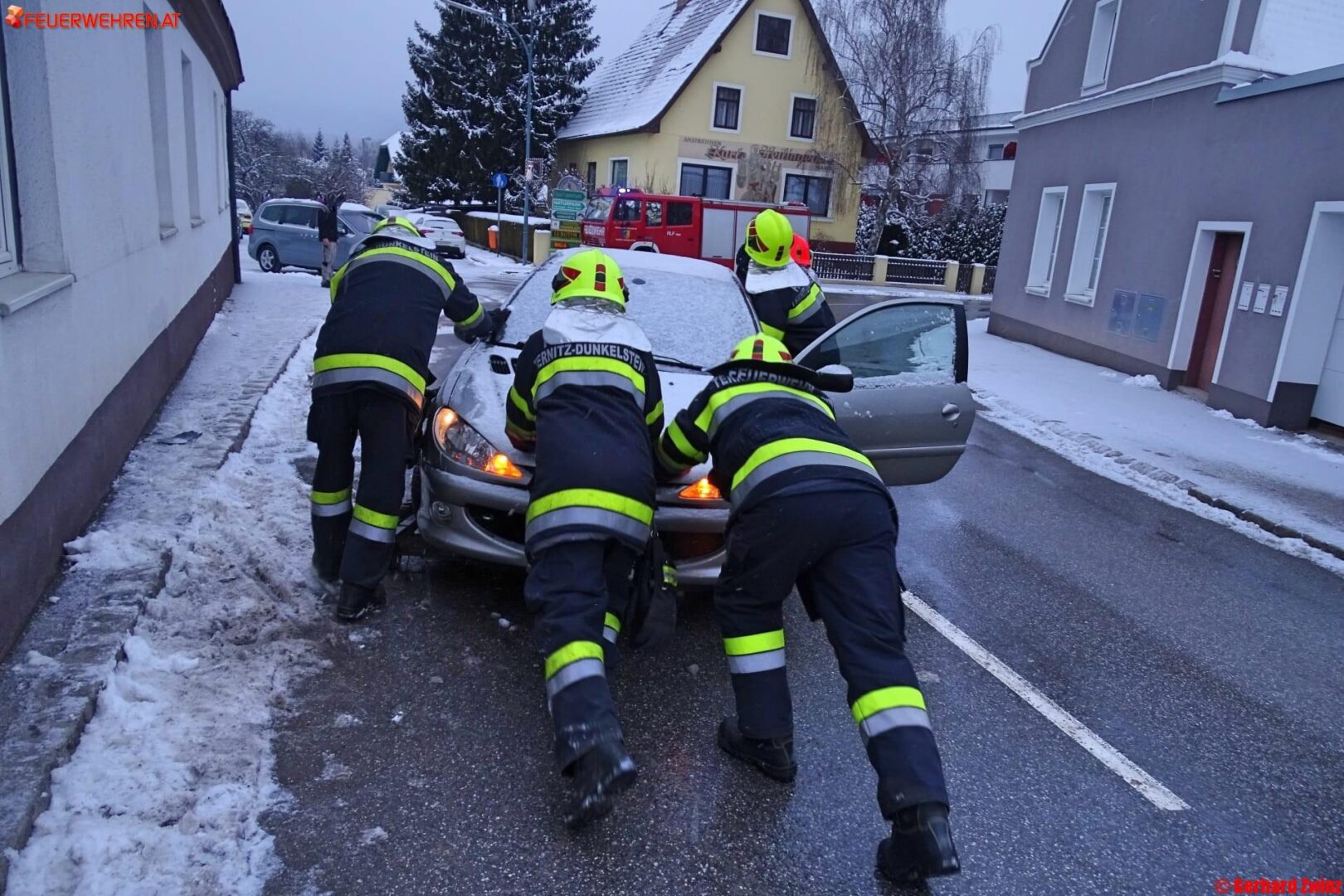 Bezirk Neunkirchen: PKW Bergung nach Achsbruch