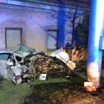 BF Wien: Pkw kracht gegen Hausmauer