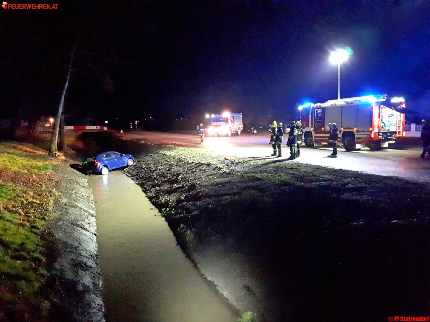 FF Statzendorf: PKW in Bach am Sportplatz