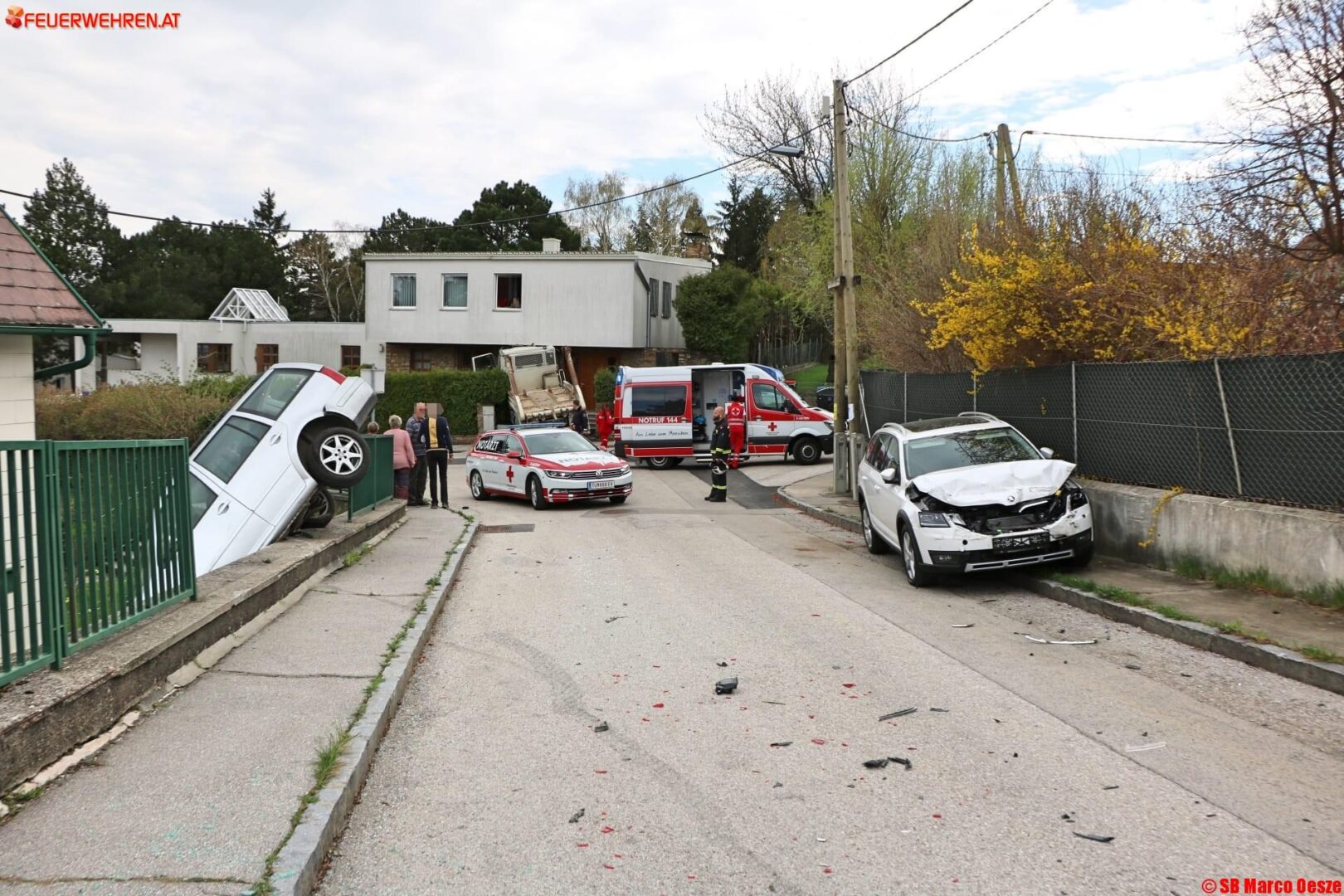 FF Brunn am Gebirge: LKW kracht gegen Haus