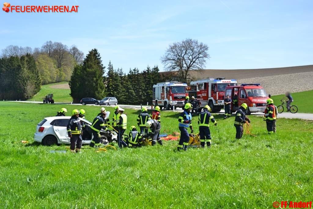 FF Andorf: Verkehrsunfall mit eingeklemmter Person