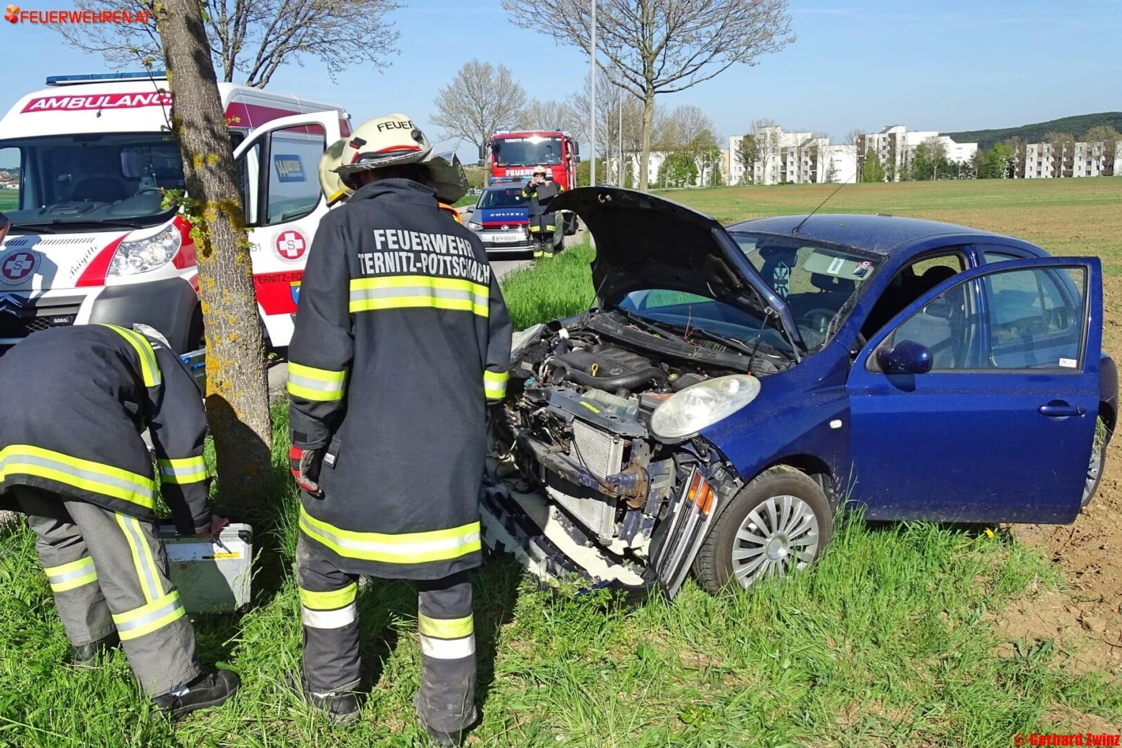 Bezirk Neunkirchen: Pkw gegen Baum in Pottschach