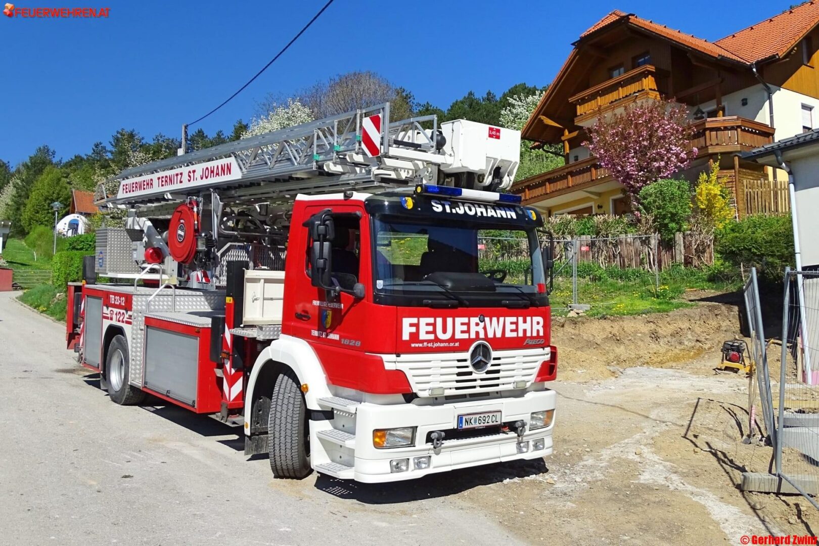 Bezirk Neunkirchen: Frau stürzte in Baugrube