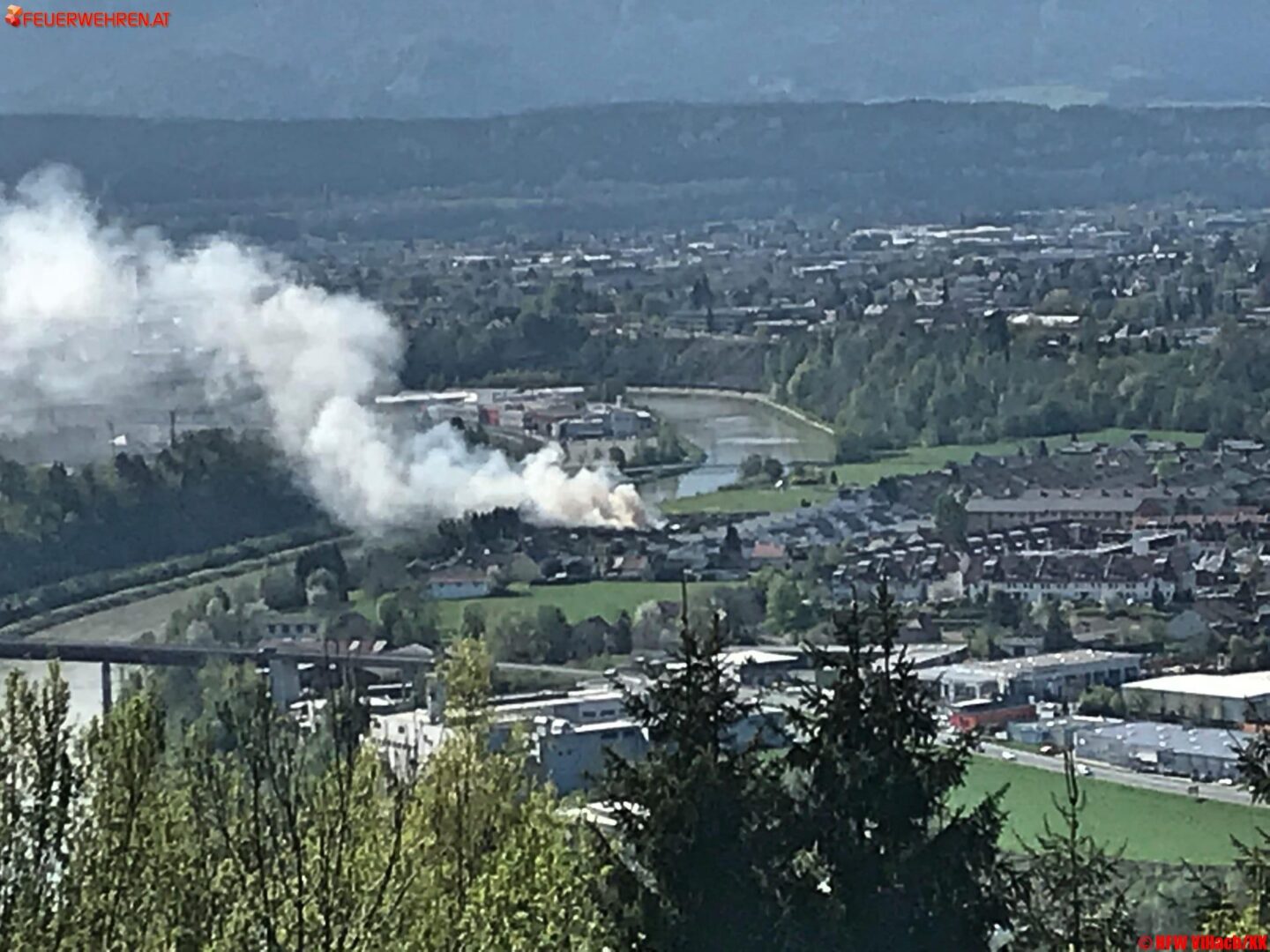 HFW Villach: Heckenbrand in Villach