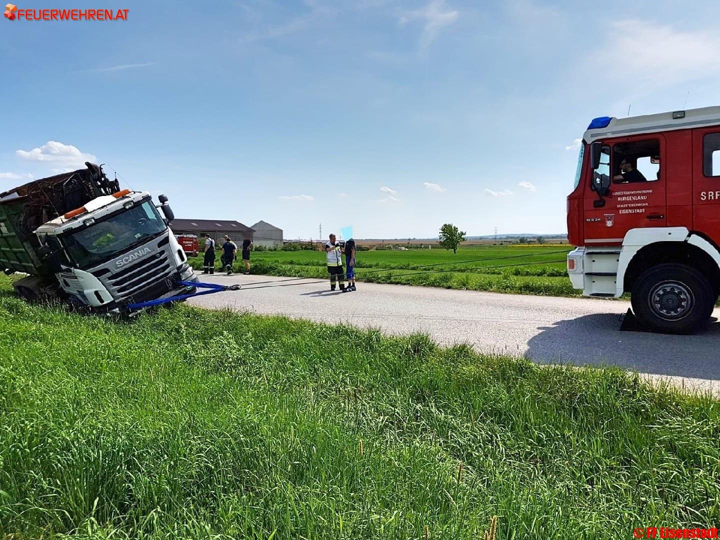 FF Eisenstadt: LKW-Bergung in Purbach