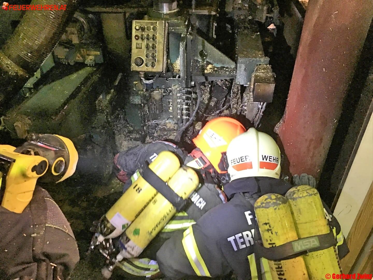 Bezirk Neunkirchen: Brand in einem Holzbetrieb