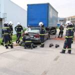 FF Brunn am Gebirge: LKW-Anhänger bohrt sich in PKW