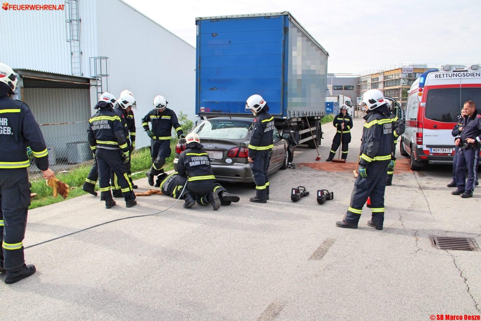 FF Brunn am Gebirge: LKW-Anhänger bohrt sich in PKW