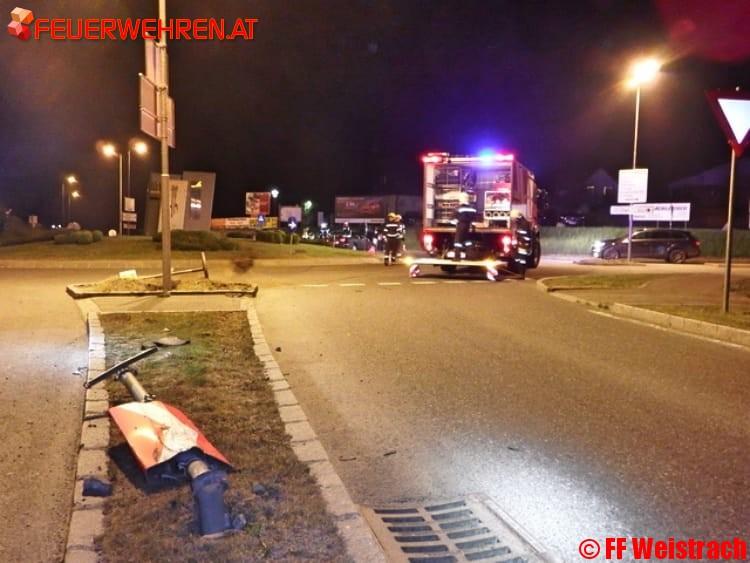FF Weistrach: Fahrzeugbergung auf der L85