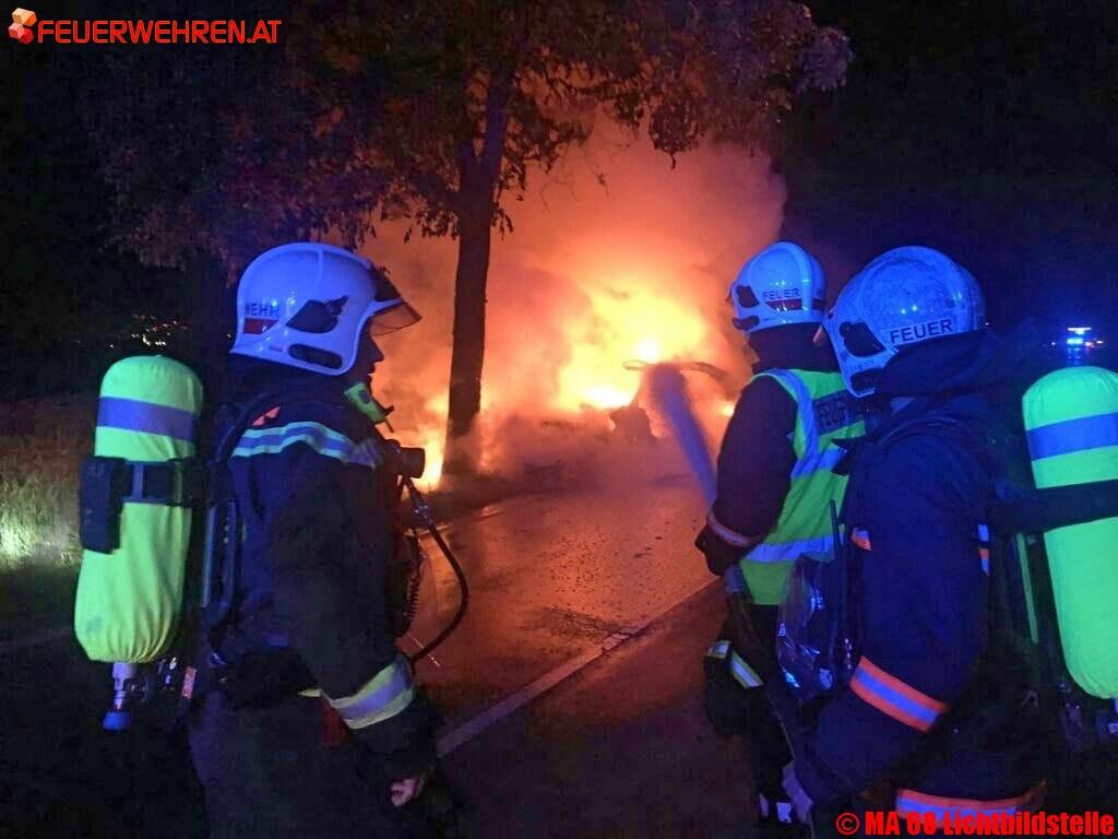 BF Wien: Pkw nach Unfall ausgebrannt