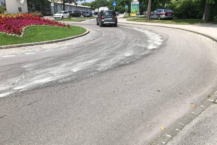 Bezirk Neunkirchen/ Ternitz: Hydrauliköl verloren