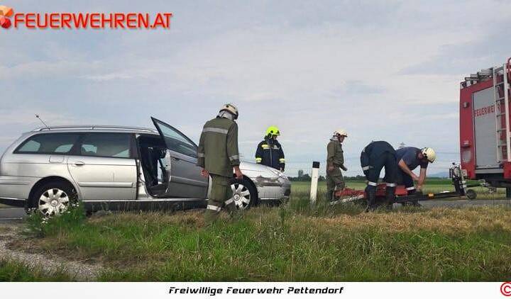 FF Pettendorf: Fahrzeugbergung nach Verkehrsunfall 1