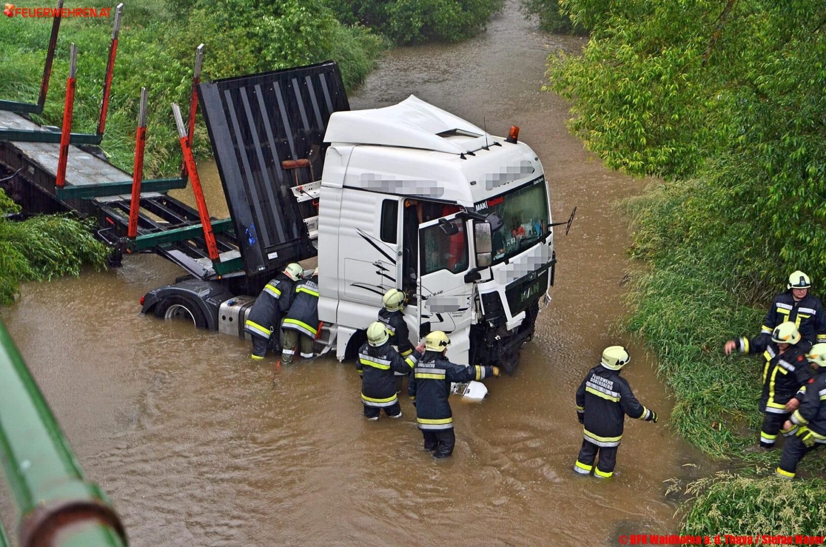 BFK Waidhofen a.d.Thaya: Schwerer LKW Unfall in Dobersberg